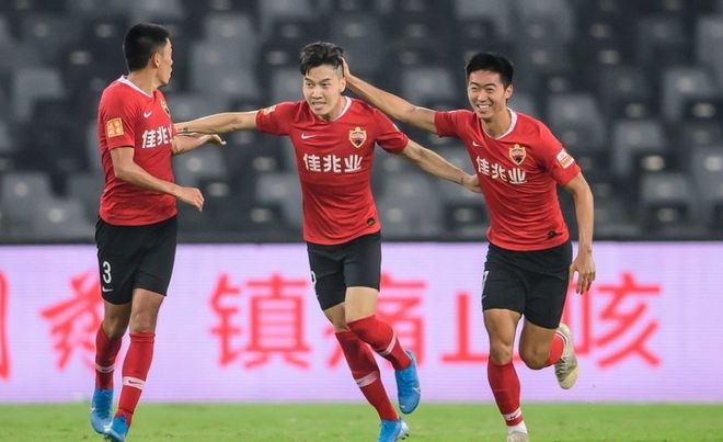 冲刺阶段中超传出新动向；阿贾克斯强势反弹；管理层表态——媒体盛赞；纪律约束更严格的简单介绍